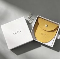 Boîte à bijoux rigide blanche de petite taille avec logo de marque personnalisé, pochette en microfibre, impression offset brillante, revêtement UV, laminage mat