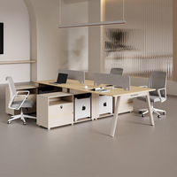 Poste de travail commercial moderne avec cloison, chaise de bureau et support d'écran pour personnel financier