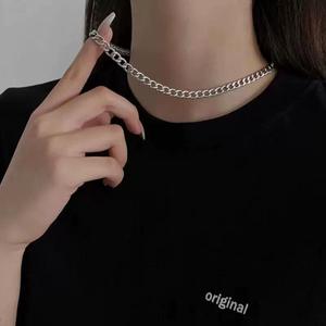 Kalung <span class=keywords><strong>Titanium</strong></span> Cuban Link Gaya Hip-Hop Trendi Serbaguna Nuansa Premium Minimalis Rantai Tulang Selangka Unisex - Product Image 6