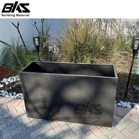 Pots de jardin extérieurs incurvés carrés de grande taille en gros, jardinières modernes en aluminium, boîtes à plantes en métal noir pour la maison