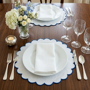 Ensemble de sets de table et serviettes en lin blanc, broderie traditionnelle de luxe, faits main au Vietnam, bordure festonnée bleue, pour mariage et banquet - Product Image 1
