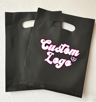 Anpassbare PE-Kunststoff-Handtasche Vier-Finger-flache Tasche schwarze Einkaufstasche für Kleidung Pelz & Shoes-100pcs Fabrik gedruckt Logo