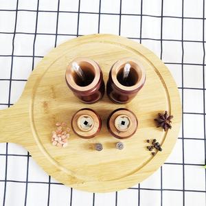 Macinapepe manuale regolabile in legno con una mano in legno con nucleo in ceramica - Product Image 3