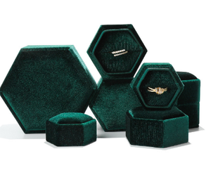 Caja de Joyería de Terciopelo Mini Personalizada al por Mayor – Empaque Hexagonal para Regalo de Collar o Colgante con Logotipo Impreso - Product Image 4