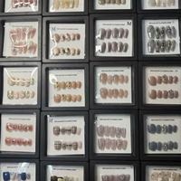 Kit profesional de decoración de uñas al por mayor, uñas de prensa hechas a mano de China, puntas de ataúd cortas de aguja de almendra, dedos al azar a granel