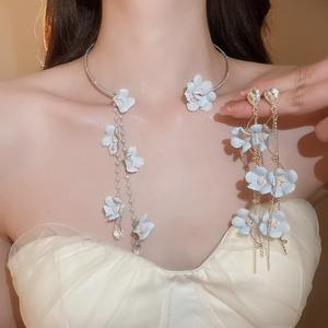 <span class=keywords><strong>2025</strong></span> Zomer Hete Verkoop Elegantie Diamantstof Bloem Kwastje Parelketting En Oorbellen Set Zoete Kraag Ketting Fijne Sieraden Sets - Product Image 1