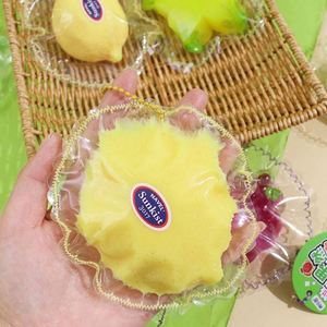 Surtido de Frutas Gourmet - Juguete Blandito con Empaque Atractivo, Regalo Antiestrés Pegajoso para Niños y Adultos, Venta al por Mayor, Colgante para Bolsa - Product Image 3