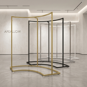 Espositore per <span class=keywords><strong>Abbigliamento</strong></span> di Lusso Moderno in Metallo Dorato Curvo, Stand Espositivo per Boutique e Negozi di <span class=keywords><strong>Abbigliamento</strong></span> - Product Image 2