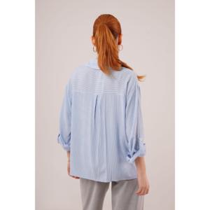 Chemise bleue pour femme avec manches chauve-souris, détail de poche rayée, logo brodé, disponible en tailles XS-XL pour le bureau, l'automne ou le printemps - Product Image 1