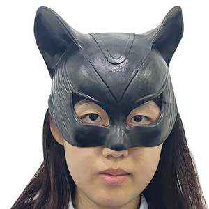 Masque en latex demi-visage Catwoman, accessoire de fête d'Halloween, accessoire de costume de mascarade - Product Image 2