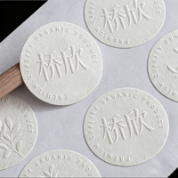 Étiquettes autocollantes en papier texturé 3D de haute qualité, personnalisées avec logo OEM, imperméables, résistantes aux UV, faible MOQ, simples, pour emballage.