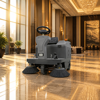 Balayeuse de sol professionnelle autoportée 1380 mm 8500 ㎡ Machine de nettoyage de sols à batterie 48V haute efficacité pour entrepôts et usines