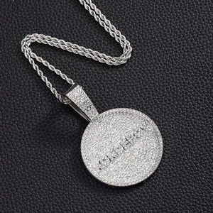 Joias de Moda Hip Hop para Homens: Colar com Pingentes Grandes com Logotipo Izable Cravejado, Corrente Cuban Link, Pingentes de Medalha e Berloques - Product Image 2