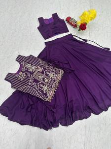 Lehenga Choli de Buena Calidad para Mujer, Ropa Tradicional Cómoda para Celebraciones, Disponible para la Venta - Product Image 1