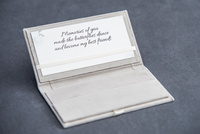Ensemble de pochettes élégantes en velours pour cartes de mariage avec calligraphie dorée, ruban en satin et design personnalisé pour toute célébration