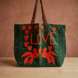 Sac fourre-tout en velours vert fait main sur mesure avec broderie chic et décontractée de lettres LOVE rouges, colombes, cœurs et appliques florales - Product Image 5