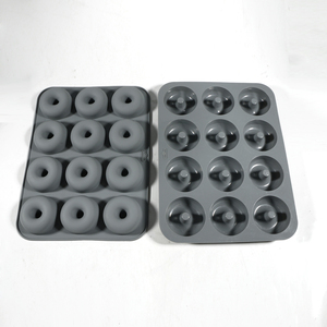 12-Cavity Silicone Donut Mold-Bandeja de cozimento antiaderente e reutilizável para rosquinhas perfeitas - Product Image 3