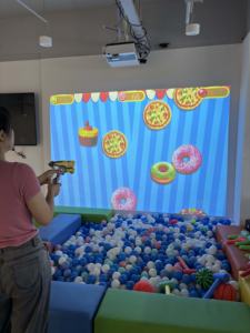 ปืนของเล่นยิงกระสุน เกมยิงปืนเสมือนจริงในห้องเล่นเกม ใช้งานได้กับปืนยิงกระสุนทุกชนิด <span class=keywords><strong>ผนัง</strong></span>ฉายภาพเสมือน<span class=keywords><strong>จ</strong></span>ริงแบบอินเทอร์แอคทีฟ - Product Image 4