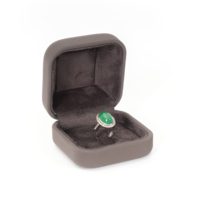 Boîte à bague ovale personnalisable en cuir PU texturé gris foncé avec halo de jade vert et diamant, doublure en velours, fermeture à bouton, logo personnalisé