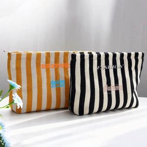 Sacs cosmétiques personnalisés de haute qualité pour femmes, fabricants de sacs cosmétiques en toile, sac de shopping tendance avec logo imprimé sur mesure - Product Image 4