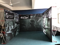 Stand d'exposition portable en tissu tendu pour salon professionnel, avec cadre en aluminium écologique de 8 pieds, forme personnalisée, sublimation par transfert thermique