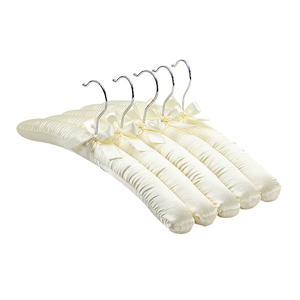 Bois étoile haute qualité <span class=keywords><strong>Satin</strong></span> rembourré tissu couverture cintre support peu encombrant garde-robe cintre pour vêtements sac salle de bain en gros - Product Image 1