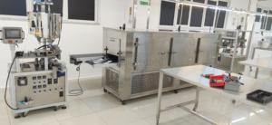 ماكينة تعبئة وتغطية خط إنتاج إزالة القوالب والشفاه من السيليكون الأوتوماتيكية وملء وتغطية خط أحمر الشفاه بالتبريد - Product Image 6