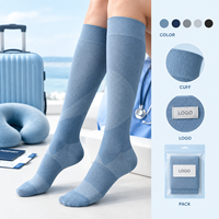 Chaussettes de compression sportives bleu clair à compression graduée pour mollets, avec tableau de mesure, manchette plus large et densité de tricot à bout plat
