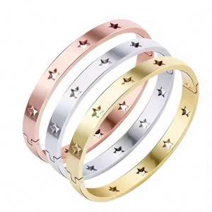 Brazalete chapado en oro de 18 quilates a la moda, elegante pulsera de acero inoxidable ahueca hacia fuera estrellas, joyería para mujeres para regalos, bodas - Product Image 1