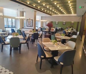 Muebles Modernos para Cafetería y Restaurante, Sillas Tapizadas en Dos Tonos, Mesas con Cubierta de Mármol y Asientos Tipo Booth, Detalles en Colores Frescos - Product Image 2