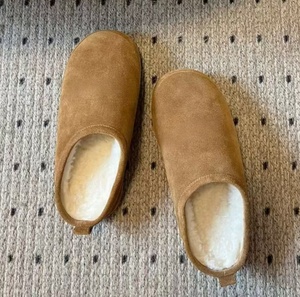 Zapatillas Müller de cuero, gamuza y lana con bordados. Pantuflas de casa estilo retro, acolchadas, color marrón, tipo zapatilla de pan. - Product Image 3