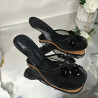 Sandales compensées à bout fermé en résille respirante style créateur 2026 avec motif floral, faible MOQ, livraison rapide pour femmes
