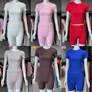 Completo coordinato due pezzi da <span class=keywords><strong>donna</strong></span> con t-shirt a maniche corte a costine e pantaloncini, ideale per il tempo libero <span class=keywords><strong>primavera</strong></span> <span class=keywords><strong>estate</strong></span> - <span class=keywords><strong>Abbigliamento</strong></span> all'ingrosso - Product Image 2