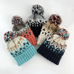 Vente en gros de nouveaux chapeaux pour femmes de haute qualité pompons chapeau d'hiver élégant <span class=keywords><strong>bonnet</strong></span> pour femmes personnalisé Jacquard chaud épais <span class=keywords><strong>bonnet</strong></span> tricoté - Product Image 2