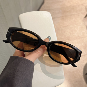 Nouvelles lunettes de soleil rétro œil de chat pour femmes, monture noire, verres PC, protection UV400, type 3, pare-soleil, rivets à points, style tendance - Product Image 4