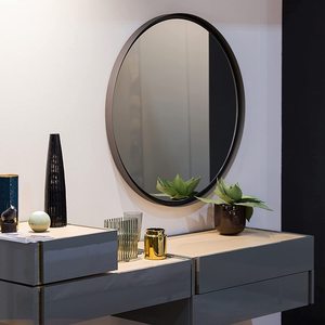 Miroir rond encadré en métal noir de 24 pouces pour utilisation murale ou sur coiffeuse - Product Image 3