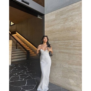 Robe longue d'été blanche pure avec bordure en dentelle, fines bretelles, décolleté plongeant et effet amincissant - Product Image 4