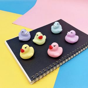 Cao su vịt Nhiều Màu PVC nhựa nhỏ Ducky ánh sáng màu <span class=keywords><strong>squeak</strong></span> bé tắm đồ chơi số lượng lớn Mini Vàng hồng xanh đen cao su vịt - Product Image 4