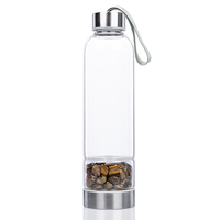Bouteille d'eau en verre avec pierres roulées de turquoise, améthyste et quartz rose, idéale pour la guérison et comme cadeau – Vente en gros