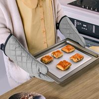 Design personnalisé de mitaines de four en polyester épaississant résistant à la chaleur avec doublure en coton respirant Cuisson et gril allant au micro-ondes