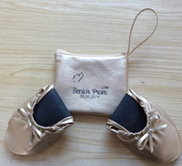 2024 vente en gros en cuir Pu ballerines jetables Oem or chaussures de mariage pliantes imprimé mariée été retour cadeau sac automne
