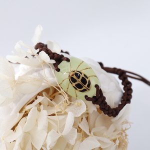 Bracelets en résine lumineux faits à la main avec insectes réels, pendentifs en ambre de insectes fossiles, bracelets en forme de coléoptères pour cadeaux éducatifs (vente en gros) - Product Image 5