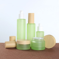 Bouteille de toner en verre cosmétique verte de marque privée impression en soie pot de lotion vide de luxe finition mate bouchon à vis sérum de soin de la peau