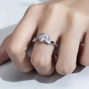 Anello Statement Irregolare per Donne, Elegante Gioiello da Dito per Proposta di Matrimonio e Moda - Product Image 2