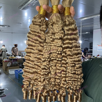 Vente en gros de cheveux humains ondulés et humides pour le tressage sans trame blond miel vague profonde cheveux humains bruts Boho extension de cheveux pour tressage