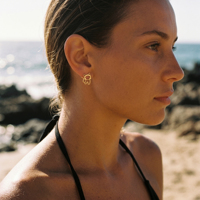 QIAOREN 11876 Pendientes de tuerca de gato huecos de moda, de acero inoxidable chapado en oro de 18K, joyería con contorno de gatito lindo para mujeres y niñas, ¡superventas en EE. UU.!
