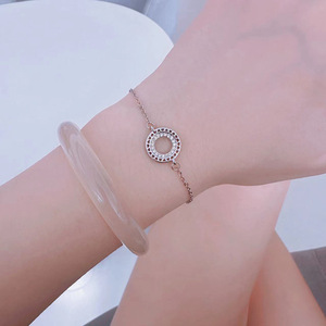 Pulsera con Dijes de Corazón Hueco de Diseño Original para Mujer, Joyería de Uso Diario en Tono Plateado con Microincrustaciones - Product Image 2