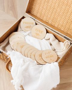 Panneau en bois rond personnalisé Hello world signe de naissance en bois 12 cartes de jalon de vacances en bouleau gravées - Product Image 1