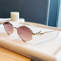 Lunettes de soleil polygonales tendance pour femme, monture en alliage, protection UV, détails diamant, pour voyage et plage, de créateur, vente en gros