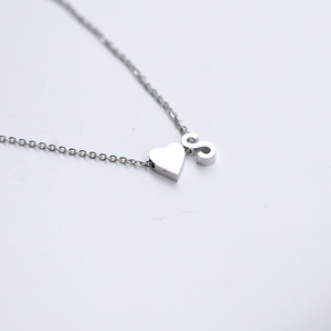 <span class=keywords><strong>Collana</strong></span> <span class=keywords><strong>con</strong></span> Ciondolo a Forma di Cuore in Acciaio Inossidabile <span class=keywords><strong>con</strong></span> <span class=keywords><strong>Lettere</strong></span> Inglesi <span class=keywords><strong>e</strong></span> Charm Iniziale A-Z, <span class=keywords><strong>Collana</strong></span> <span class=keywords><strong>con</strong></span> Iniziali per Coppie - Product Image 2